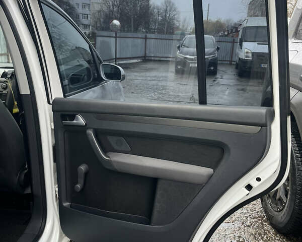 Белый Фольксваген Туран, объемом двигателя 1.39 л и пробегом 240 тыс. км за 6999 $, фото 54 на Automoto.ua