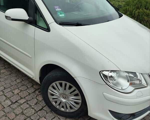 Білий Фольксваген Туран, об'ємом двигуна 2 л та пробігом 99 тис. км за 9800 $, фото 9 на Automoto.ua