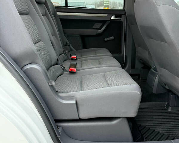 Білий Фольксваген Туран, об'ємом двигуна 1.6 л та пробігом 218 тис. км за 7999 $, фото 45 на Automoto.ua