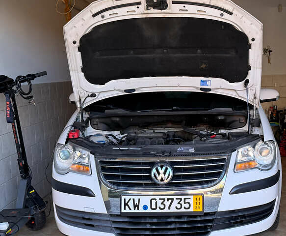 Белый Фольксваген Туран, объемом двигателя 1.6 л и пробегом 219 тыс. км за 7999 $, фото 100 на Automoto.ua