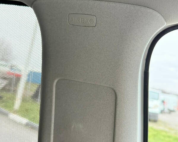 Білий Фольксваген Туран, об'ємом двигуна 1.6 л та пробігом 218 тис. км за 7999 $, фото 71 на Automoto.ua