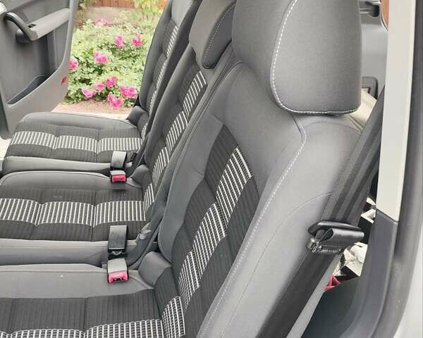 Білий Фольксваген Туран, об'ємом двигуна 2 л та пробігом 99 тис. км за 9800 $, фото 34 на Automoto.ua