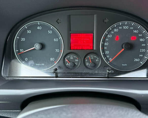 Белый Фольксваген Туран, объемом двигателя 1.6 л и пробегом 219 тыс. км за 7999 $, фото 1 на Automoto.ua