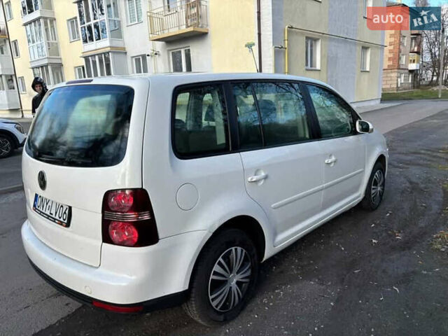 Белый Фольксваген Туран, объемом двигателя 2 л и пробегом 300 тыс. км за 2899 $, фото 6 на Automoto.ua