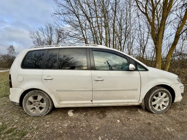 Білий Фольксваген Туран, об'ємом двигуна 2 л та пробігом 300 тис. км за 2350 $, фото 6 на Automoto.ua