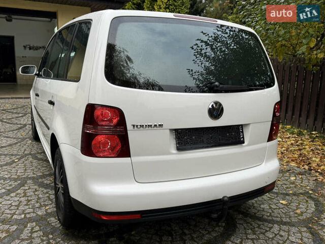 Білий Фольксваген Туран, об'ємом двигуна 1.6 л та пробігом 218 тис. км за 8499 $, фото 40 на Automoto.ua