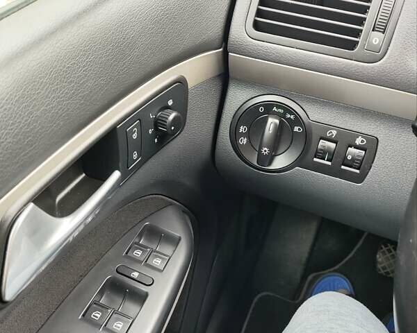 Білий Фольксваген Туран, об'ємом двигуна 2 л та пробігом 99 тис. км за 9800 $, фото 18 на Automoto.ua