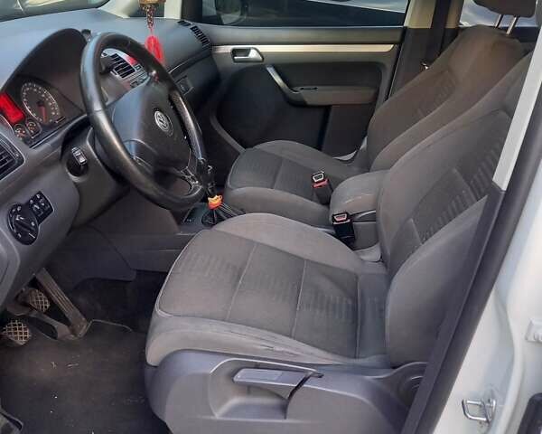 Белый Фольксваген Туран, объемом двигателя 1.97 л и пробегом 345 тыс. км за 8000 $, фото 9 на Automoto.ua