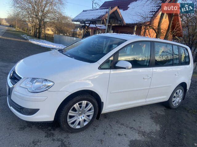 Белый Фольксваген Туран, объемом двигателя 1.97 л и пробегом 251 тыс. км за 8400 $, фото 3 на Automoto.ua