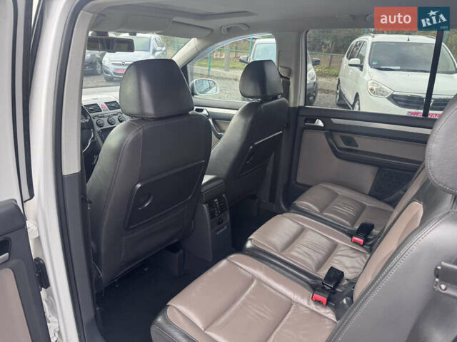 Білий Фольксваген Туран, об'ємом двигуна 1.6 л та пробігом 200 тис. км за 8700 $, фото 32 на Automoto.ua