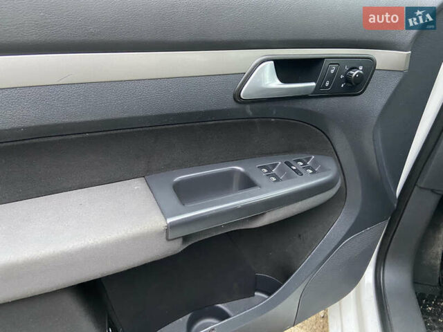 Белый Фольксваген Туран, объемом двигателя 1.97 л и пробегом 251 тыс. км за 8400 $, фото 15 на Automoto.ua