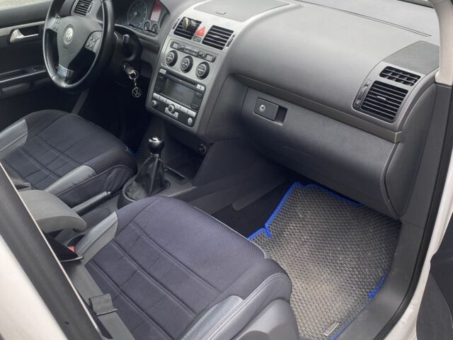 Белый Фольксваген Туран, объемом двигателя 1.4 л и пробегом 198 тыс. км за 6000 $, фото 4 на Automoto.ua