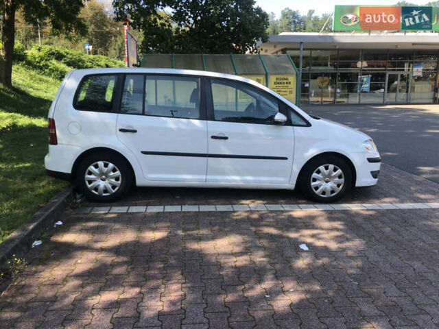 Белый Фольксваген Туран, объемом двигателя 1.9 л и пробегом 247 тыс. км за 9250 $, фото 10 на Automoto.ua