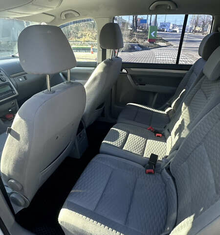 Белый Фольксваген Туран, объемом двигателя 1.9 л и пробегом 295 тыс. км за 6999 $, фото 7 на Automoto.ua