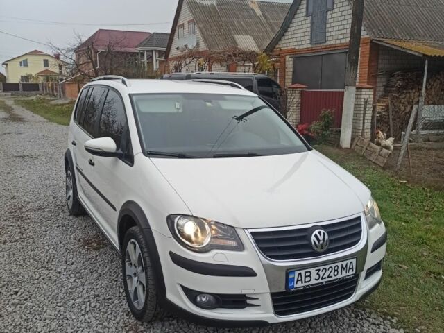 Белый Фольксваген Туран, объемом двигателя 1.4 л и пробегом 208 тыс. км за 8600 $, фото 1 на Automoto.ua