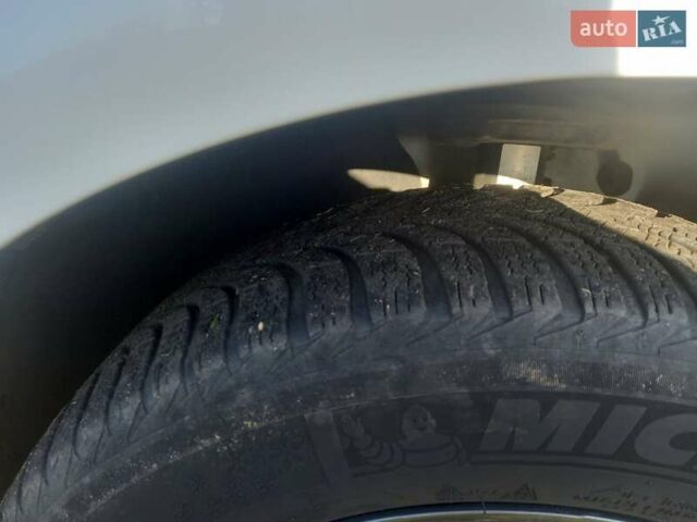 Белый Фольксваген Туран, объемом двигателя 1.39 л и пробегом 316 тыс. км за 8000 $, фото 4 на Automoto.ua