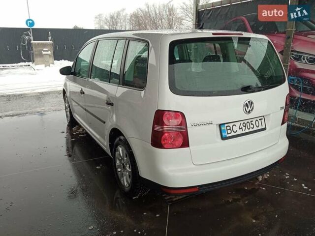 Белый Фольксваген Туран, объемом двигателя 1.9 л и пробегом 260 тыс. км за 8200 $, фото 5 на Automoto.ua
