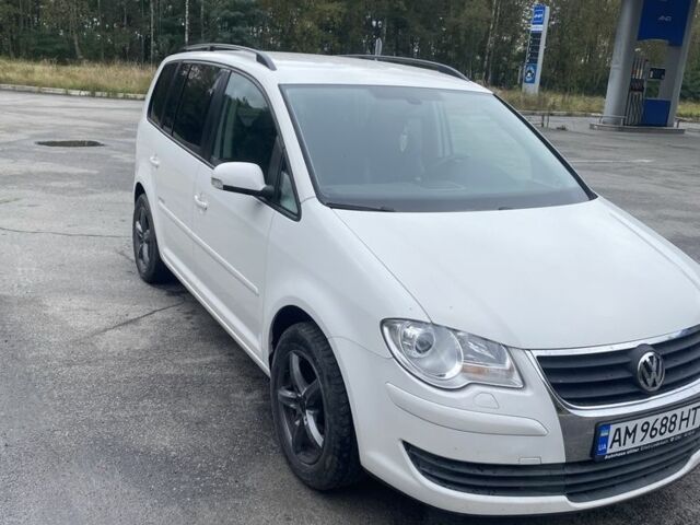Белый Фольксваген Туран, объемом двигателя 1.4 л и пробегом 198 тыс. км за 6000 $, фото 1 на Automoto.ua
