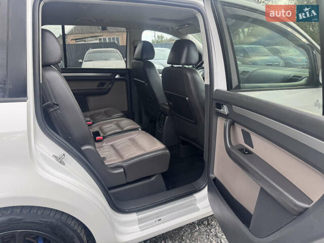 Білий Фольксваген Туран, об'ємом двигуна 1.6 л та пробігом 200 тис. км за 8700 $, фото 29 на Automoto.ua