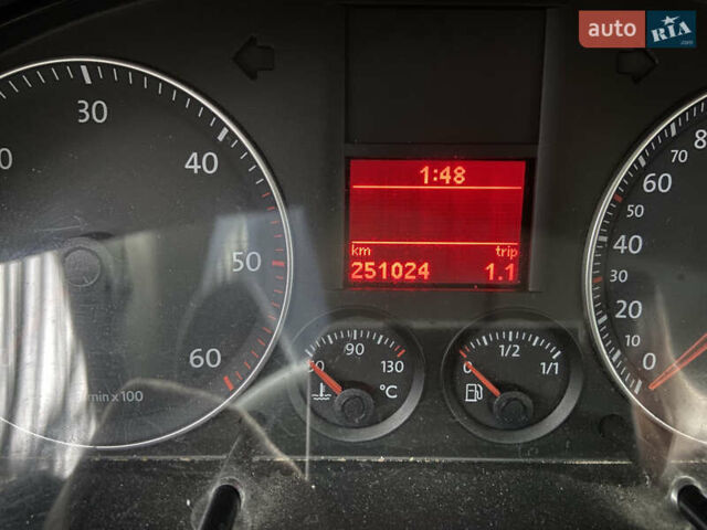 Белый Фольксваген Туран, объемом двигателя 1.97 л и пробегом 251 тыс. км за 8400 $, фото 16 на Automoto.ua