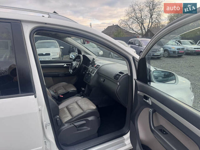 Білий Фольксваген Туран, об'ємом двигуна 1.6 л та пробігом 200 тис. км за 8700 $, фото 28 на Automoto.ua