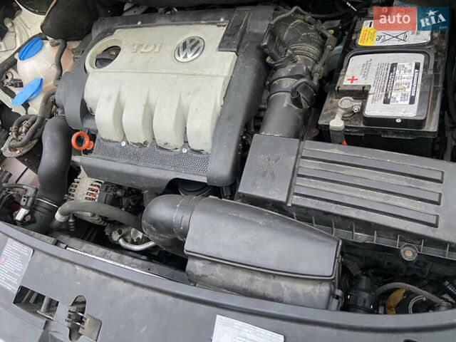 Белый Фольксваген Туран, объемом двигателя 1.97 л и пробегом 251 тыс. км за 8400 $, фото 19 на Automoto.ua