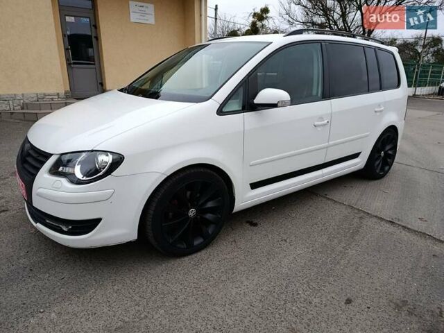 Белый Фольксваген Туран, объемом двигателя 1.6 л и пробегом 187 тыс. км за 6999 $, фото 1 на Automoto.ua
