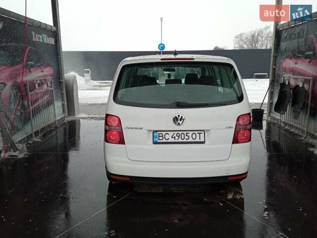 Белый Фольксваген Туран, объемом двигателя 1.9 л и пробегом 260 тыс. км за 8200 $, фото 3 на Automoto.ua