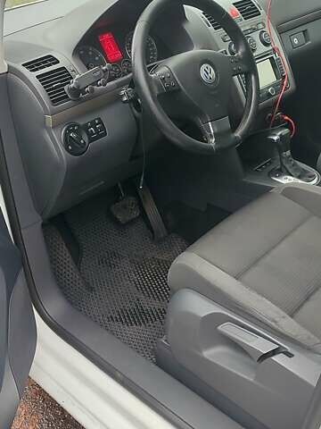 Белый Фольксваген Туран, объемом двигателя 1.39 л и пробегом 186 тыс. км за 8850 $, фото 5 на Automoto.ua