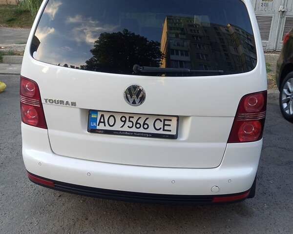 Белый Фольксваген Туран, объемом двигателя 1.97 л и пробегом 345 тыс. км за 8000 $, фото 3 на Automoto.ua