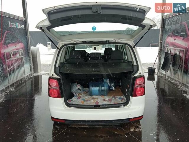 Белый Фольксваген Туран, объемом двигателя 1.9 л и пробегом 260 тыс. км за 8200 $, фото 6 на Automoto.ua