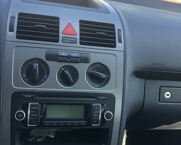 Белый Фольксваген Туран, объемом двигателя 1.9 л и пробегом 247 тыс. км за 9250 $, фото 31 на Automoto.ua