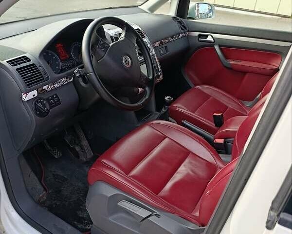 Белый Фольксваген Туран, объемом двигателя 1.6 л и пробегом 186 тыс. км за 7800 $, фото 42 на Automoto.ua