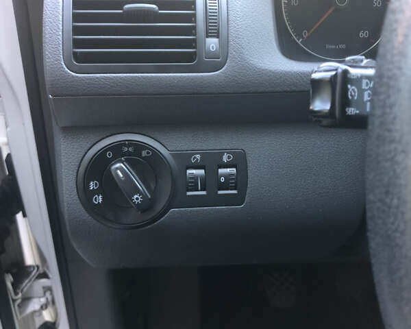 Белый Фольксваген Туран, объемом двигателя 1.9 л и пробегом 247 тыс. км за 9250 $, фото 32 на Automoto.ua