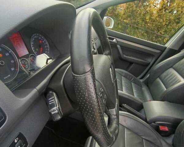 Белый Фольксваген Туран, объемом двигателя 1.4 л и пробегом 182 тыс. км за 8400 $, фото 59 на Automoto.ua