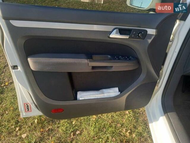 Белый Фольксваген Туран, объемом двигателя 1.39 л и пробегом 316 тыс. км за 8000 $, фото 3 на Automoto.ua