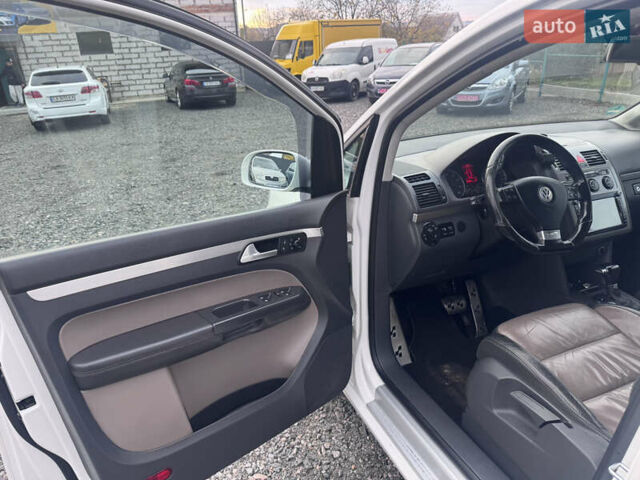 Білий Фольксваген Туран, об'ємом двигуна 1.6 л та пробігом 200 тис. км за 8700 $, фото 40 на Automoto.ua
