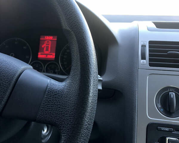 Белый Фольксваген Туран, объемом двигателя 1.9 л и пробегом 247 тыс. км за 9250 $, фото 30 на Automoto.ua