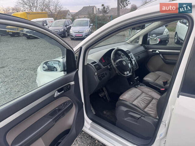 Білий Фольксваген Туран, об'ємом двигуна 1.6 л та пробігом 200 тис. км за 8700 $, фото 41 на Automoto.ua