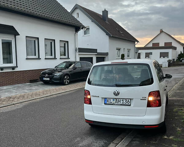 Белый Фольксваген Туран, объемом двигателя 1.9 л и пробегом 247 тыс. км за 9250 $, фото 3 на Automoto.ua