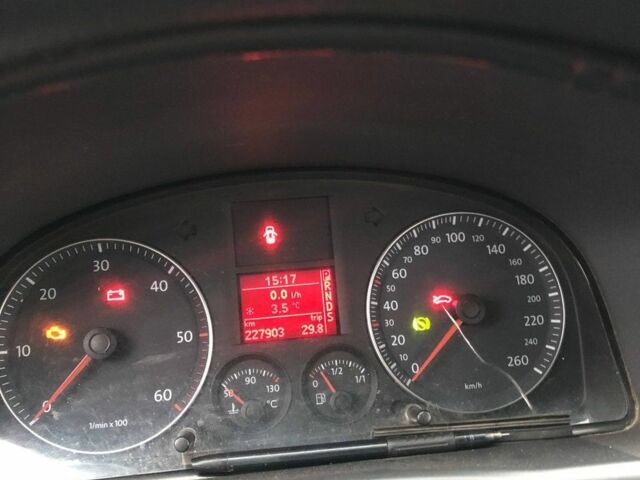 Белый Фольксваген Туран, объемом двигателя 1.9 л и пробегом 227 тыс. км за 7500 $, фото 5 на Automoto.ua