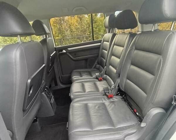 Белый Фольксваген Туран, объемом двигателя 1.4 л и пробегом 182 тыс. км за 8400 $, фото 52 на Automoto.ua