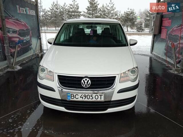 Белый Фольксваген Туран, объемом двигателя 1.9 л и пробегом 260 тыс. км за 8200 $, фото 2 на Automoto.ua
