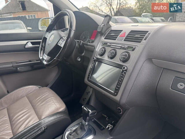 Білий Фольксваген Туран, об'ємом двигуна 1.6 л та пробігом 200 тис. км за 8700 $, фото 24 на Automoto.ua