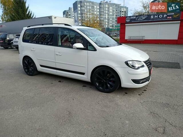 Белый Фольксваген Туран, объемом двигателя 1.6 л и пробегом 186 тыс. км за 7800 $, фото 1 на Automoto.ua