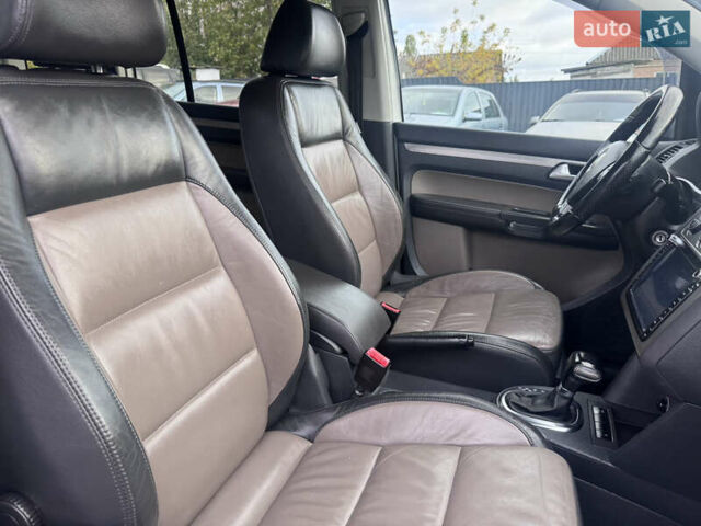 Білий Фольксваген Туран, об'ємом двигуна 1.6 л та пробігом 200 тис. км за 8700 $, фото 26 на Automoto.ua