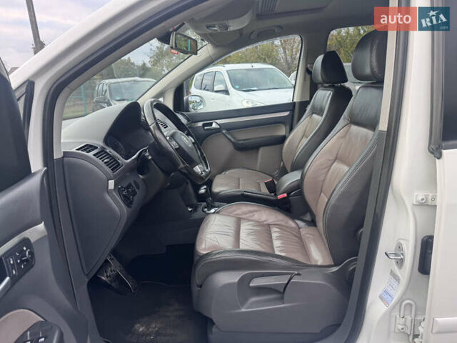 Білий Фольксваген Туран, об'ємом двигуна 1.6 л та пробігом 200 тис. км за 8700 $, фото 39 на Automoto.ua