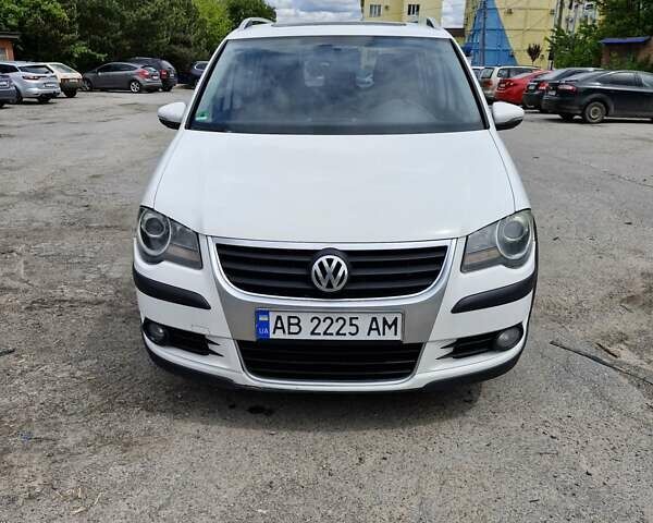 Белый Фольксваген Туран, объемом двигателя 1.39 л и пробегом 408 тыс. км за 5699 $, фото 1 на Automoto.ua