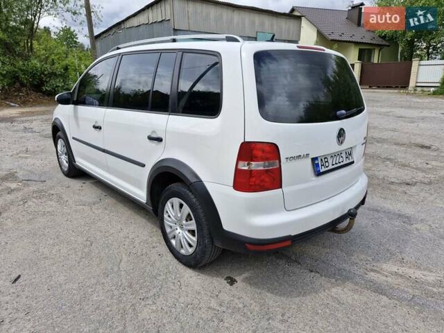 Белый Фольксваген Туран, объемом двигателя 1.39 л и пробегом 408 тыс. км за 5699 $, фото 4 на Automoto.ua