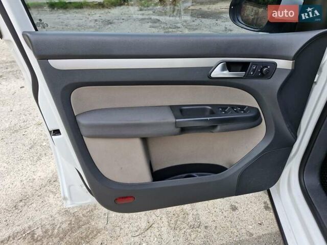 Белый Фольксваген Туран, объемом двигателя 1.39 л и пробегом 408 тыс. км за 5699 $, фото 3 на Automoto.ua